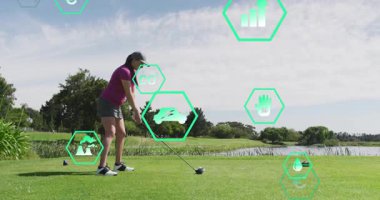 Golf sahasında sürükleyici sürücü olarak gelen bir kadın sürüş sahnesi sırasında ekolojik ikon izleme ölçümleri gösteriyor. Atletik, açık hava, canlı, rekabetçi, sağlık, etkinlik, manzara