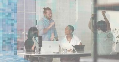 İş arkadaşları fikir birliğini kutlayan koltuklardan yükselerek kılavuz veri incelemesini animasyonlu şebeke ile örtüyor. İşbirliği, takım çalışması, yenilik, profesyonel, modern, analiz, başarı