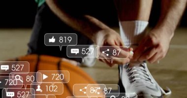 Basketbolcu bağcıklarını bağlarken sosyal medya ölçümleri yükseliyor ve pazarlama etkisini gösteriyor. Spor, fitness, sporcu, başarı, motivasyon, dijital, canlı