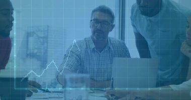 Animasyon çizelgesi olarak not alan yönetici, verileri analiz etmek için ofis toplantı masasının üzerinde kayboluyor. Şirket, takım çalışması, üretkenlik, iş, analitik, yenilik, profesyonel