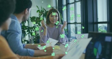 Avuç içi kaldıran Asyalı kadın, ellerinde yeşil simgeler yüzerken mali verileri açıklıyor. İşbirliği, takım çalışması, iş, strateji, analiz, iletişim, fütüristik