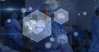 Cerrahlara odaklanan kamera, takım iş akışını gösteren holografik ikonlar hazırlıyor. Ameliyat odası, tıbbi teknoloji, sağlık hizmeti, yenilik, takım çalışması, klinik, dijital arayüz