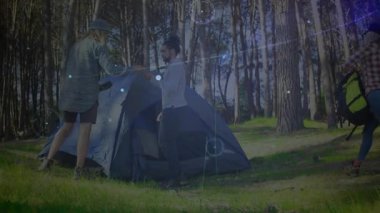 Kamp üçlüsü, çam ağacında mavi kubbe çadırı açıyor. Üçüncü kampçı, yedek direği barınak olarak kullanıyor. Macera, takım çalışması, açık hava, keşif, boş zaman, kırsal, yoldaşlık