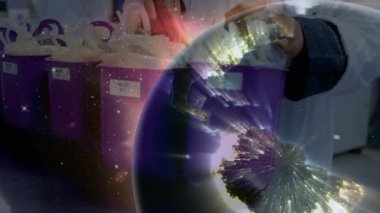 Teknoloji kabloları çöp kutusuna dizip parçaları düzenlerken holografik dünya dönüyor. Teknoloji, yenilik, kesinlik, üretim, araştırma, bilim, fütüristik