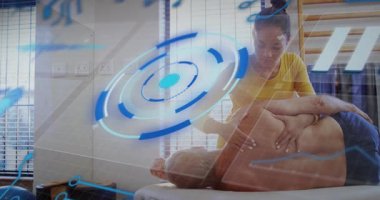 Masada yaşlı hastaların omuz seferberliğine rehberlik eden fizyoterapist mavi kaplamayı etkinleştiriyor. Rehabilitasyon, fizyoterapi, kaporta, terapi, sağlık, sağlık, manüel