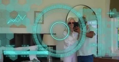 Gezginler aynayı telefonla tarıyor. Gölgeleri takmak için deniz mavisi örtüsü başlatıyorlar. Sonra da bavulu hazırlıyorlar. Yaşam tarzı, yüksek teknoloji, modern, mimari, samimiyet, rahatlama, moda