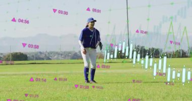 Kadın beyzbol oyuncusu, finans şamdanı kaplamalı güvenli topu fırlatmadan önce tarıyor. Atlet, spor giyim, dinamik, fitness, açık hava, rekabetçi, çeviklik