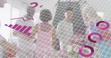 Ekip ayakta, şebekeler onları tarıyor ve bilişim verilerini analiz etmek için istatistikleri güncelliyor. Teknoloji, veri görselleştirme, takım çalışması, yenilik, dijital arayüz, gelecek, analitik