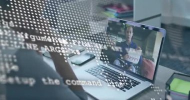 Tuşları tıkırdatan kadın iş görüşmesine katılan adam, bar çizelgesini kod ve harita örtüleriyle sunuyor. İşbirliği, teknoloji, veri, analiz, iletişim, modern, profesyonel