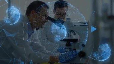 Laboratuvar bilim adamları mikroskop yerleştirerek veri analizi için dönen ağ küresi oluşturuyorlar. Araştırma, yenilik, teknoloji, işbirliği, analiz, kesinlik, görselleştirme