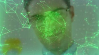 Erkek bilim adamı moleküler modeli büyütüyor ve ağ üzerinde dönen 3 boyutlu dünyayı teknolojik verileri analiz ediyor. Gelecekçi, yenilikçi, teknoloji, dijital, küresel, araştırma, bağlantı