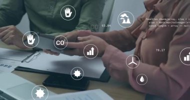 Meslektaşlar, yüzen eko simgeleri güncelleştirerek sürdürülebilirlik ölçümlerini izlemek için tableti birlikte tıklatıyorlar. İşbirliği, analitik, çevre, veri, teknoloji, profesyonel, ofis