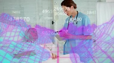 Hastane hemşiresi sağlık kontrol çizelgesini başlatıyor ve sayısal şebeke nabzı atarken serumu ayarlıyor. Tıbbi, bakım, tanı, yenilik, klinik, sağlık, profesyonellik