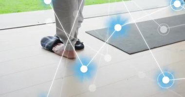 Çıplak ayakla yoga minderinin üstüne basan bir adam, sağlık animasyonu esneme hareketleriyle terliklerini çıkardıktan sonra. Sağlık, rahatlama, farkındalık, egzersiz, açık hava, dinginlik, ortam