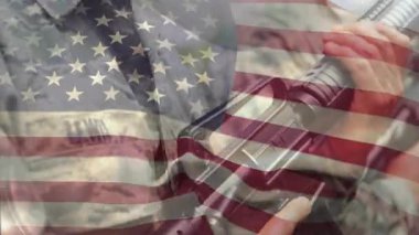 Askeri görev onuruna şeffaf bayrak altında hazır vaziyette askerin tüfek kabzasının yerini değiştirdiğini gösteriyor. Askeri, vatanseverlik, disiplin, güç, taktik, savaş, dayanıklılık