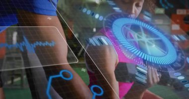 Bir kadın, erkek antrenör spor salonunda yol gösterirken biseps kıvrımını başlatıyor. Zindelik, kuvvet, koçluk, biyomekanik, dijital arayüz, hareket, sağlık