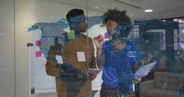 Meslektaşlar, iş stratejilerinde küresel ağı yansıtırken cam duvara yapışkan notlar yapıştırıyorlar. İşbirliği, yenilik, teknoloji, strateji, fütüristik, beyin fırtınası, analitik