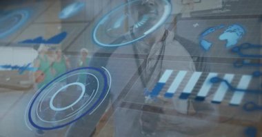 Olgun koç spor eğitimi analizi için spor salonundaki gövde üzerinde soluk AR veri grafiklerine doğru hareket ediyor. Teknoloji, yenilik, akıl hocalığı, performans, biyometri, görselleştirme, atletizm