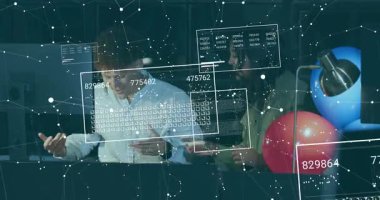 Akıllı telefonu iş görüşmeleri için veri panellerini etkinleştirirken aynı zamanda atıştırmalıkları paylaşan bir adam. İşbirliği, teknoloji, veri görselleştirme, yenilik, iletişim, çalışma alanı, dijital