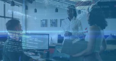 Ekip başı başlangıç analizleri kod grafiği örtüşmelerini gösterirken geliştirici başıyla başını sallıyor. İşbirliği, takım çalışması, veri analizi, modern ofis, yenilik, dijital teknoloji