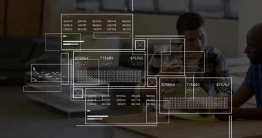 Tableti inceleyen ve karar vermek için verileri grafik ve veri panelleriyle analiz eden iki meslektaşım var. İşbirliği, analitik, dijital, yenilik, takım çalışması, iş, teknoloji