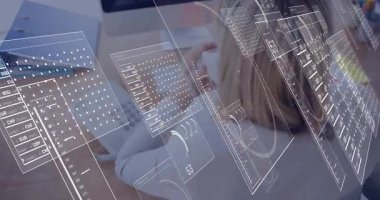 Telefon ahizesini kaldıran ve gerçek zamanlı analiz için yüzen finans tablolarını izleyen bir kadın. Profesyonel, teknoloji, veri, analitik, ofis, dijital, iş