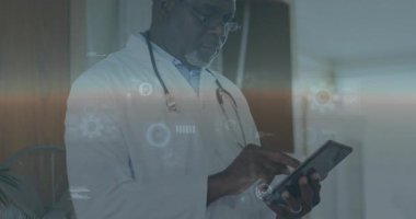 Kıdemli doktor tıkırdatma ve kaydırma tableti hasta verilerini inceleyen hologram sağlık çizelgelerini gösteriyor. Tıp uzmanları, dijital arayüz, fütüristik, sağlık, veri analizi, yenilik, teknoloji