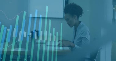 Masada dizüstü bilgisayar açıldığı, iş kadınının verileri çubuk ve çizgi grafikleriyle analiz ettiği raporlar yayılıyor. Profesyonel, analitik, minimalist, kurumsal, üretkenlik, dijital, çalışma alanı