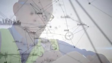 Teknisyen alıkoyma cihazı, ekran ve AR ağını gözlemlemek için rüzgar çiftliği üzerinden çağırma. Teknoloji, bağlantı, görselleştirme, yenilik, veri, yenilenebilir, açık hava