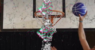 Sporcu topu çemberin üzerine kaldırıyor, spor teknolojisi parçacıkları net 'te smaç ile parlıyor. Spor, yenilik, dinamik, hareket, enerjik, fitness, avangard