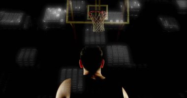 İkili paneller parlayan sporcu topu yakalıyor ve spor teknolojisi eğitimi için basket atıyor. Spor, yenilik, fütüristik, hareket, fitness, dijital, performans