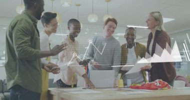 İş arkadaşları iş verilerini incelerken masadaki bilgisayarın anahtarlarına dokunan adam yüzen grafikleri gösteriyor. İşbirliği, takım çalışması, analitik, veri görselleştirme, yenilik, kurumsal, profesyonel