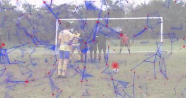 Sarı giyimli hücum oyuncusu topu yerleştiriyor ve serbest atış vuruşu yapıyor. Atış yayı golü gösteriyor. Atletik, takım çalışması, rekabet, manzara, kararlılık, hareket, atlet