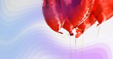 Kırmızı kalp balonları havada süzülen havayı anımsatan pastel gradyan gibi dönüyor. Romantik, kutlama, neşeli, kaprisli, canlı, ambiyans, şenlik
