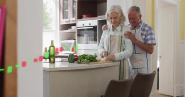 Olgun bir çift biber keserken şamdanlar finans takibi için girip çıkıyorlar. Ev, mutfak, aşçılık, ortaklık, beslenme, sağlıklı, yaşam tarzı