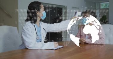 Doktor, klinikte termometre kullanarak hasta sıcaklığını ölçüyor. Sağlık verilerini dünya yüzeyiyle kaydediyor. Sağlık, tıbbi, profesyonellik, teşhis, hijyen, klinik, teknoloji