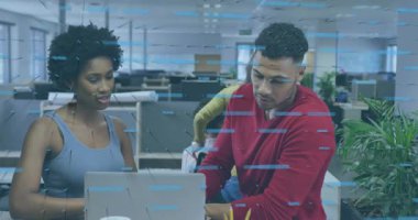 Meslektaşı veri analizi için yükselen 3D grafik grafiğini incelerken bir kadın dizüstü bilgisayarı dinliyor. İşbirliği, teknoloji, veri, ofis, analitik, takım çalışması, dijital