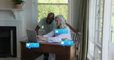 Üst düzey bir kadın dizüstü bilgisayarda yazı yazarak sosyal simgeleri çizelgelerde yükseltirken erkek de nişanı belirtiyor. İşbirliği, akıl hocalığı, analitik, dijital, üretkenlik, bağlantı, profesyonel