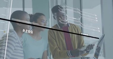 Ekip tıkırtıları tablet ve animasyon zaman çizelgeleri ofiste teknolojik veri incelemesi için başlatılıyor. İşbirliği, yenilik, dijital, fütüristik, kentsel, ticari, profesyonel