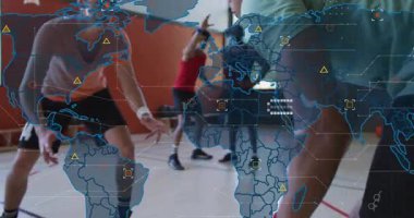 Top sürmeye başlıyorum analitiği gösteren harita örtüsüyle çapraz vuruş savunması yapıyorum. Atletizm, takım çalışması, performans, taktik, eğitim, spor analizi