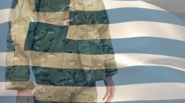 Bayrak dalgalanması kamufle olmuş askeri gözler önüne seriyor, askeri takdimde Yunan bayrağını onurlandıran selamlar kaldırıyor. Vatanseverlik, disiplin, saygı, ciddiyet, birlik, kahramanlık, cesaret.