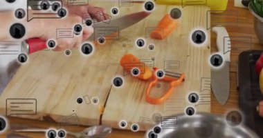 Kadın aşçı güverteye havuç yerleştiriyor ve yemek yapmak için mermileri animasyon tezgahıyla dilimliyor. Aşçılık, aşçılık, hazırlık, mutfak, gastronomik, taze ürün, şef