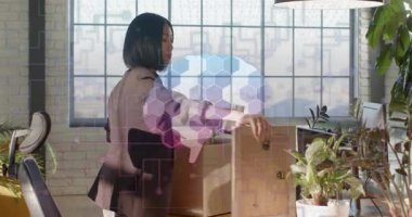 Ofisteki nakliye kutusundan metal masa lambasını açan kadın, masa aydınlatması için lambayı inceleyen adam. Sanayi, çalışma alanı, profesyonel, minimalist, işbirliği, modern, iç mekan