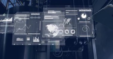 Endüstriyel santralde tablet araklayan mühendis, holografik panelleri haritalar ve dünya haritalarıyla güncelliyor. Teknoloji, veri görselleştirme, sanayi, yenilik, otomasyon, fütüristik, mühendislik