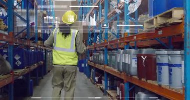 Holografik örtülü bir depo operatörü tarama cihazı, kutuları istiflemek için rafları belirliyor. Teknoloji, lojistik, envanter, sanayi, fütürizm, işyeri, organizasyon