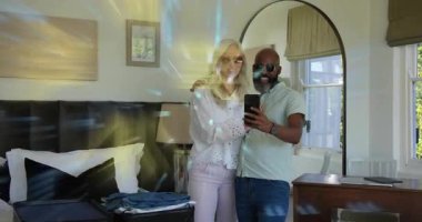 Üst düzey çiftler odada selfie çekiyorlar AR 'ı etkinleştiriyorlar ve teknik demo için grafikleri inceliyorlar. Emeklilik, arkadaşlık, dijital, yenilik, refah, ev, bağlantı