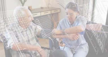 Hemşire kan basıncı kelepçelerini açıyor ve hayati belirtileri animasyon göstergesiyle izliyor. Bakıcı, yaşlı, sağlık hizmetleri, gevşeme, tıbbi, ev, profesyonel