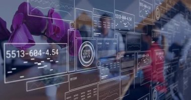 Dönüşümlü grafikler, çizelgeleri analiz eden ve iş incelemesi için dokümanları geçiren ekip. İşbirliği, takım çalışması, analitik, veri görselleştirme, profesyonel, yenilikçi, modern