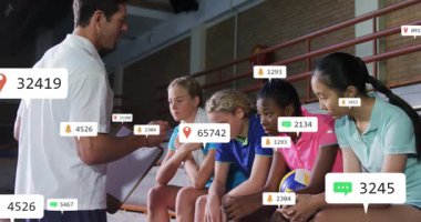 Koç takım antrenmanına girerken ikonlar oyuncuların üstündeki nişan istatistiklerini gösteriyor. Sportmenlik, akıl hocalığı, takım çalışması, dijital bağlantı, gençlik atletizmi, eğitim oturumu