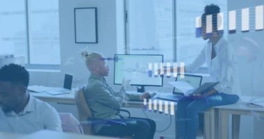 Akranlarına rapor veren kadın, iş ölçümlerini canlandıran animasyon çizelgeleriyle ekranı işaret ediyor. Şirket, işbirliği, veri analizi, profesyonel, modern, takım çalışması, ofis